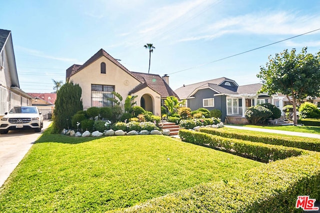 view of front of property with a front yard