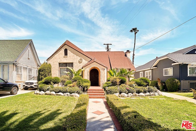 view of front of home featuring a front lawn