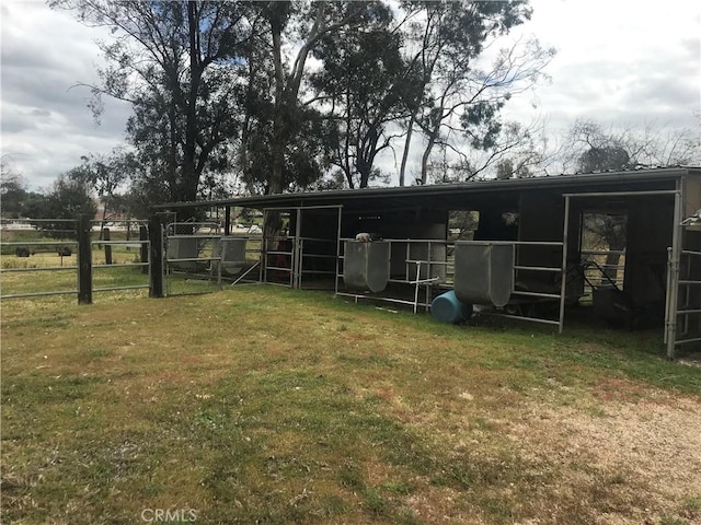 view of yard featuring an outbuilding