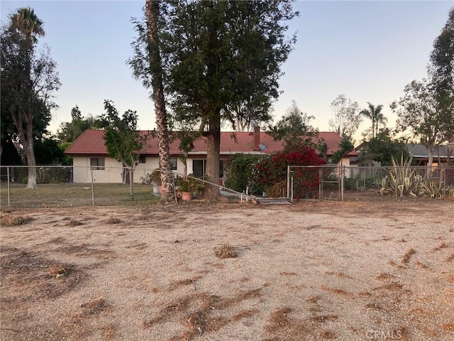 view of yard at dusk