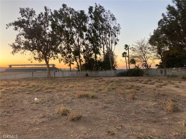 view of yard at dusk