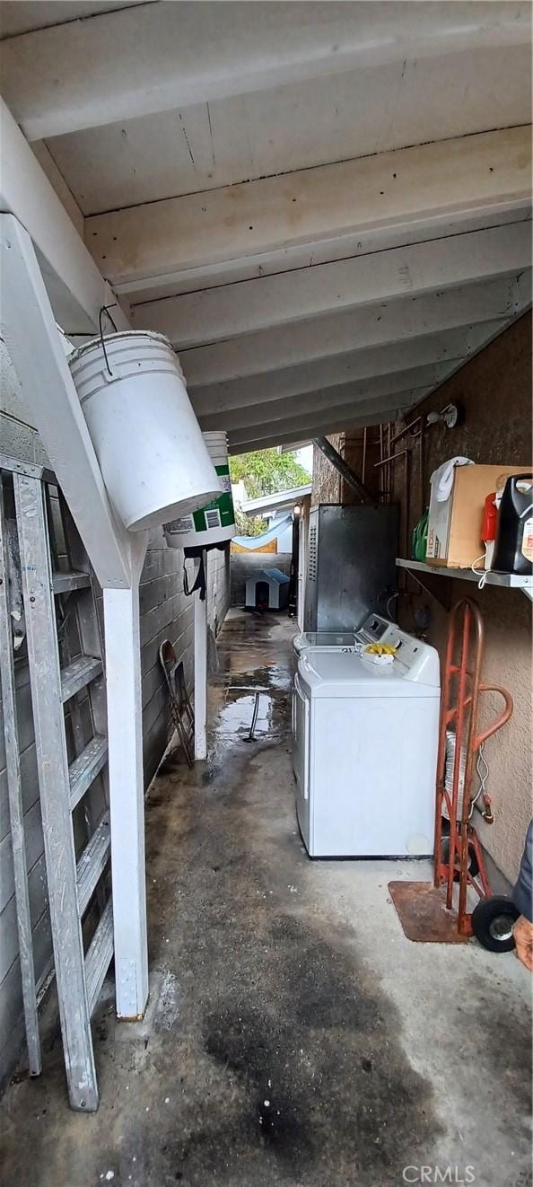 garage with washer and clothes dryer and refrigerator