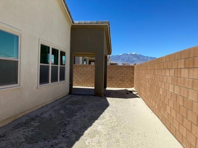 view of yard featuring a mountain view