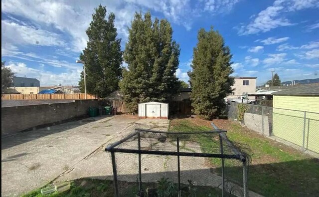 view of yard featuring a storage unit