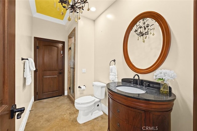 bathroom featuring vanity, an inviting chandelier, toilet, ornamental molding, and a shower with shower door