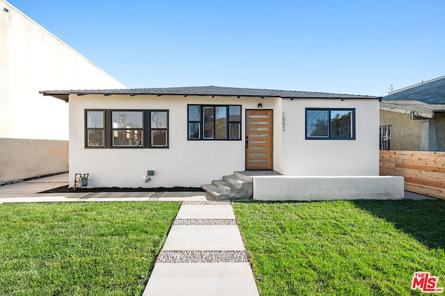 view of front of house featuring a front yard