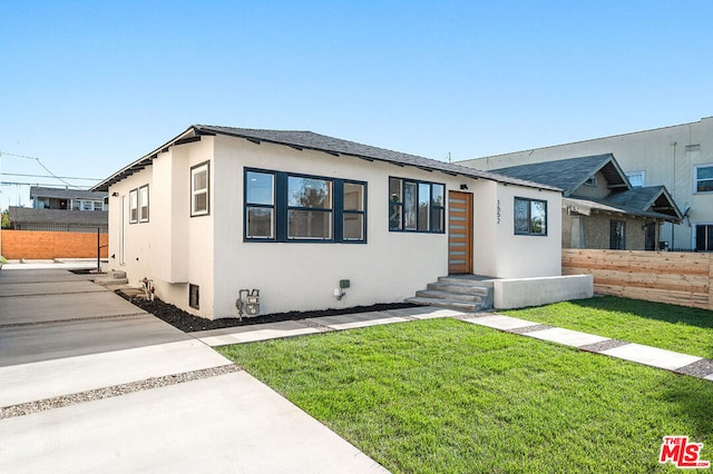 view of front of house featuring a front lawn