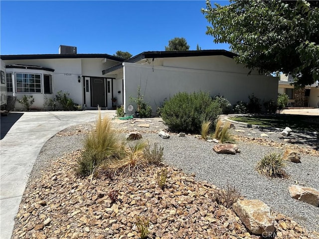 view of front facade featuring stucco siding