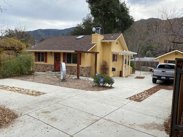 ranch-style house featuring a mountain view