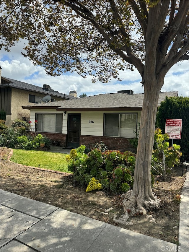 view of front of property with a front yard