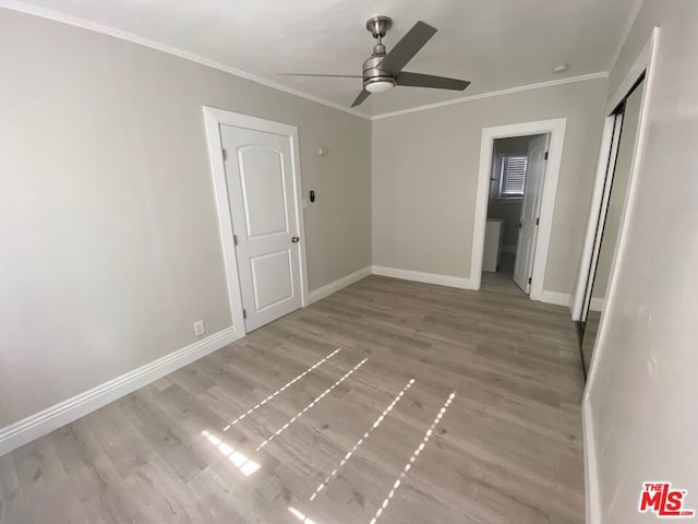 interior space featuring a closet, ceiling fan, ornamental molding, and light hardwood / wood-style flooring