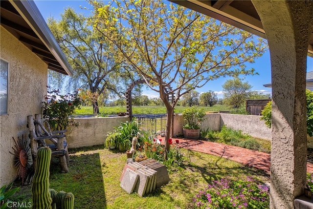 view of yard featuring a patio