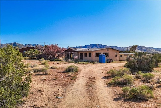 view of front of property featuring a mountain view