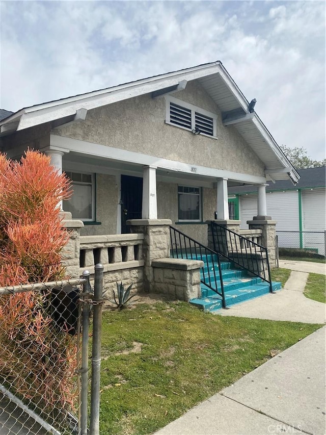 view of front of house featuring a porch and a front yard