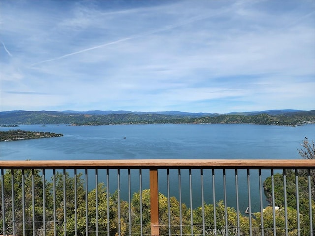 water view with a mountain view