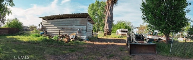 view of yard featuring an outdoor structure