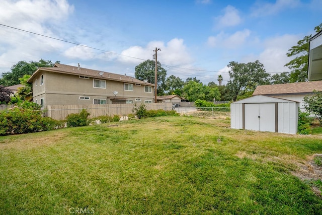 view of yard featuring a shed