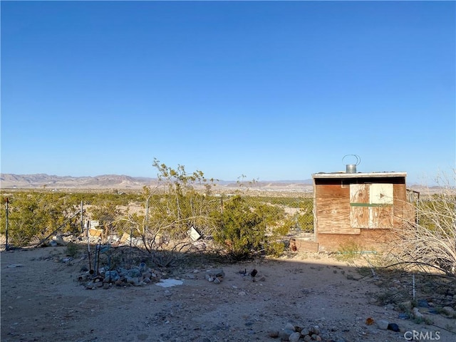 view of yard with a mountain view