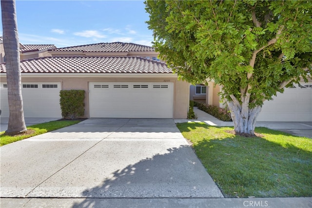 view of front of property featuring a front yard and a garage