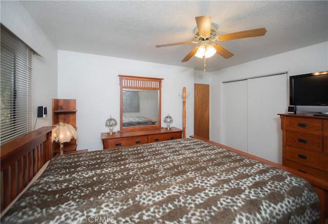 bedroom featuring a closet, a textured ceiling, and ceiling fan