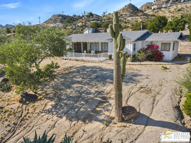 single story home featuring a mountain view