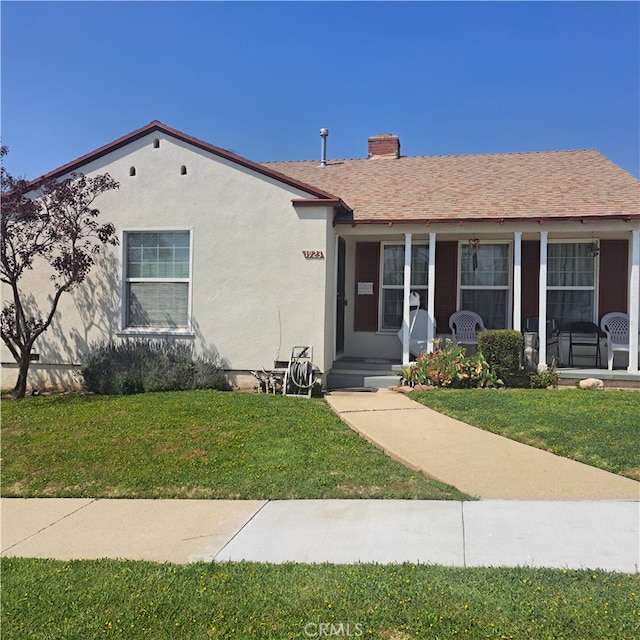 view of front of home featuring a front lawn