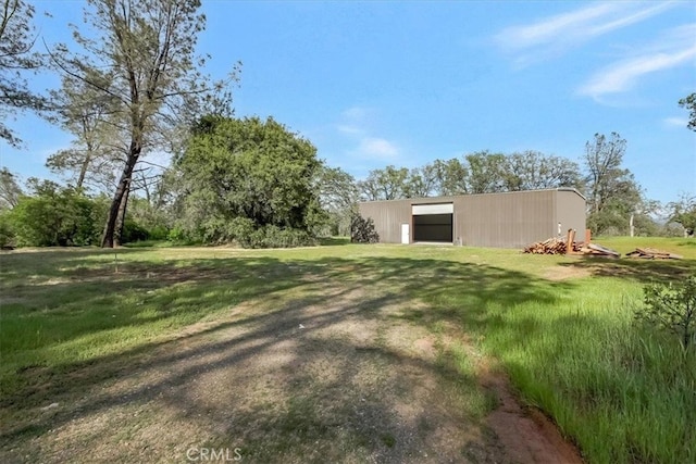 view of yard with an outbuilding