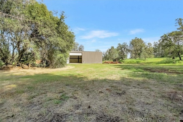 view of yard with an outbuilding