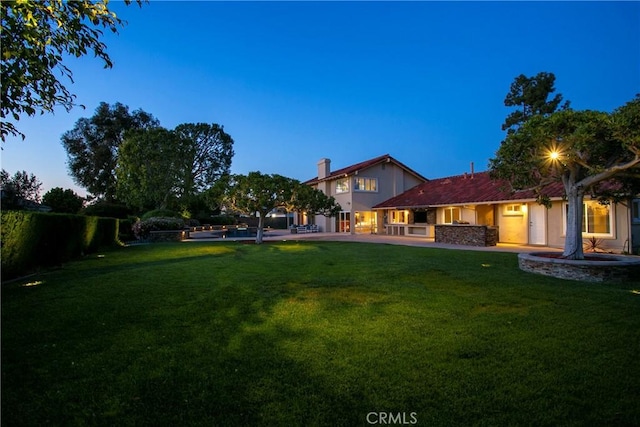 view of yard at dusk