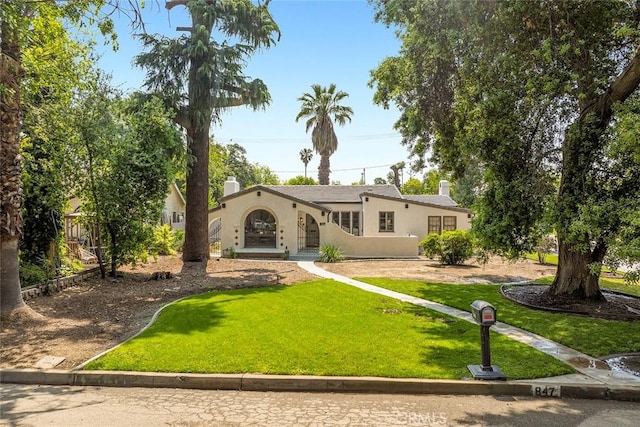 view of front of house featuring a front lawn