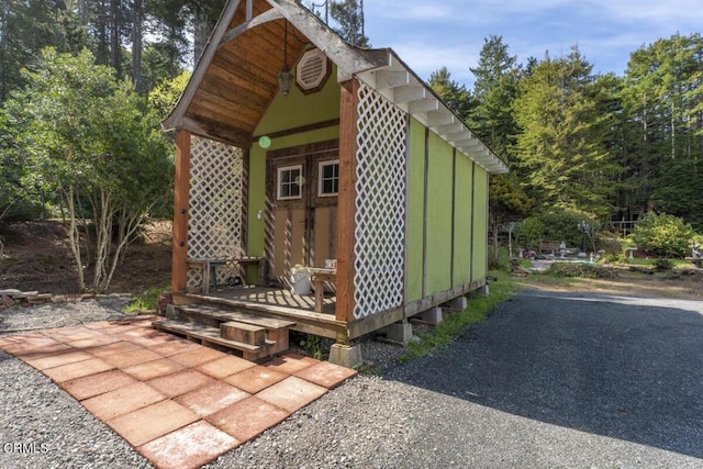 view of outdoor structure featuring an outbuilding