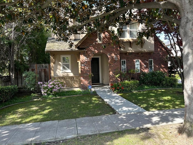 view of front facade featuring a front yard