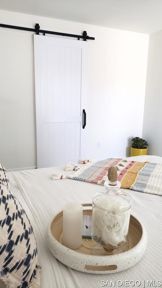 bedroom featuring a barn door