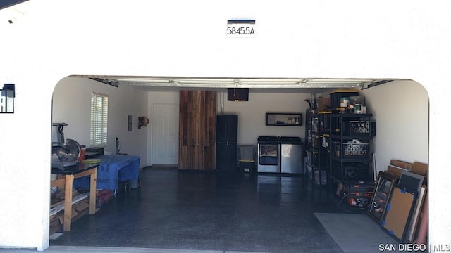 garage with washing machine and clothes dryer