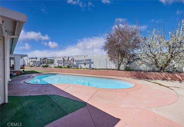 14329 Stone Creek Trl, Hesperia, CA 92344 - view of pool with a patio