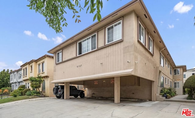 view of front of property featuring a carport