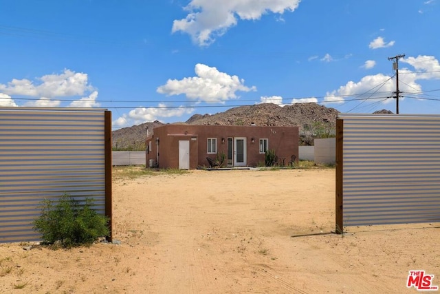 view of yard with a mountain view