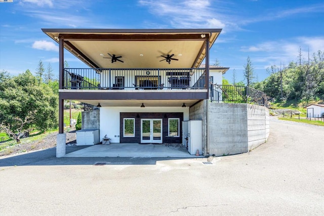 exterior space with ceiling fan