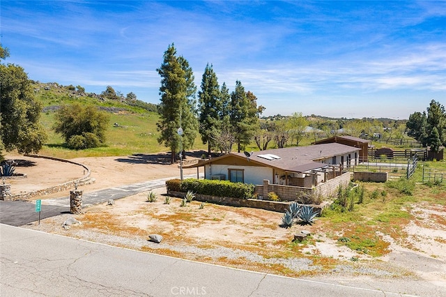 view of front of property featuring a rural view