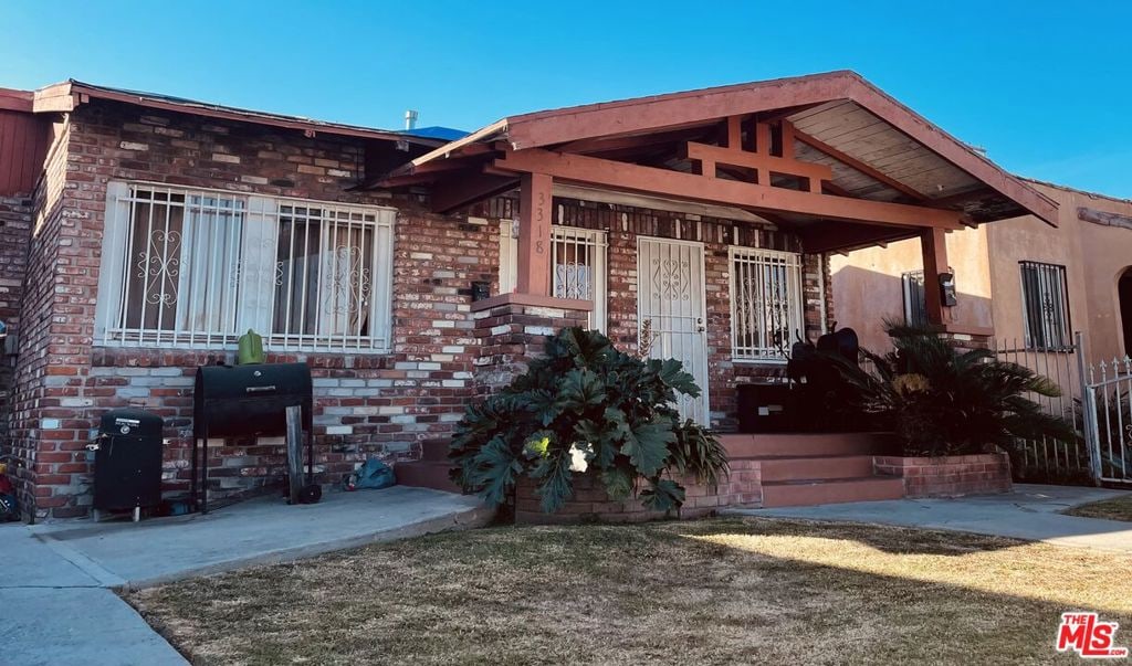 view of front of home featuring a front lawn