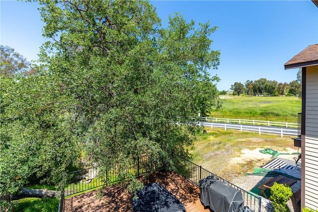 view of yard featuring a rural view