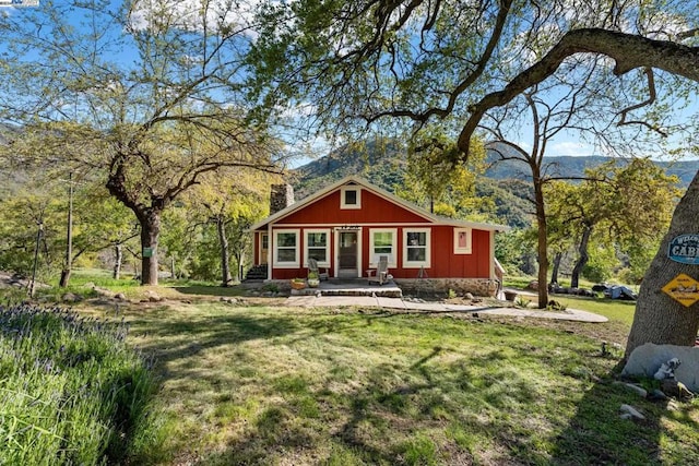 view of front facade with a front yard and a mountain view