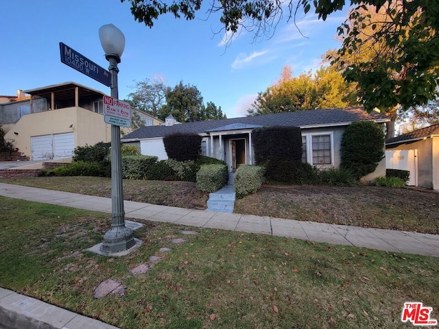 view of front facade with a front yard