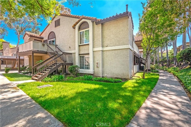 view of front of house featuring a front yard