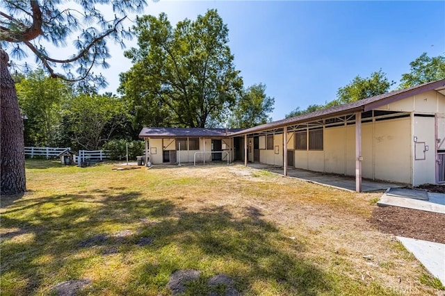 view of yard with an outdoor structure