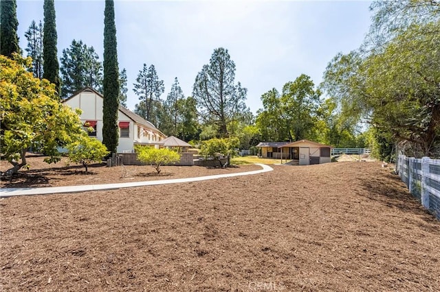 view of yard with an outbuilding