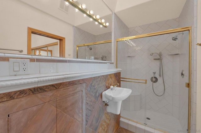 bathroom with an enclosed shower and decorative backsplash