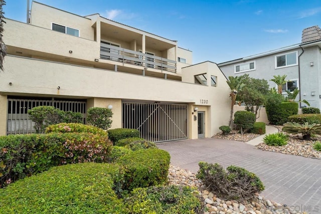 view of front of property featuring a balcony