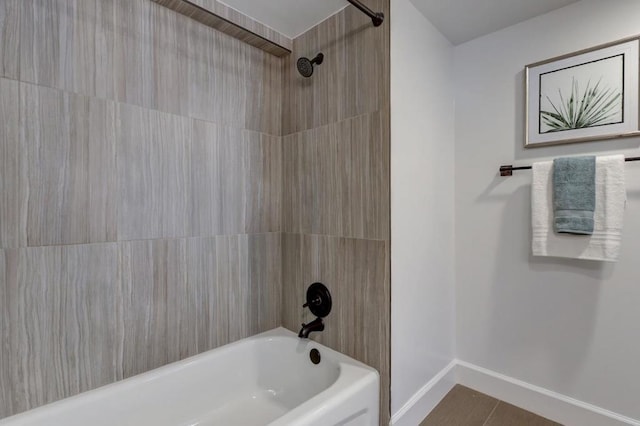 bathroom featuring tiled shower / bath