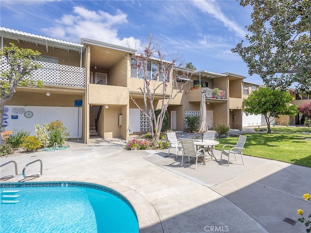 1901 Peyton Ave Unit T, Burbank, CA 91504 - view of swimming pool featuring a patio area and a yard